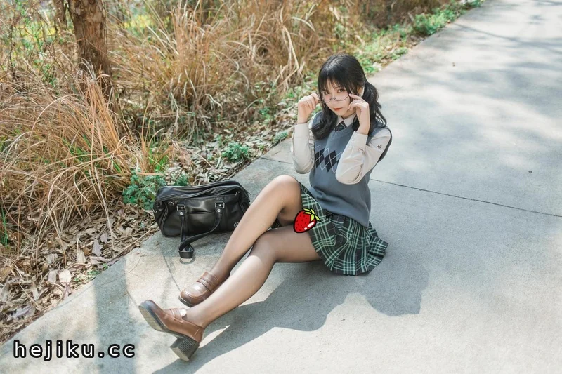 逐月Su（枸名）的cos图集分享，这套穿搭怎么样？